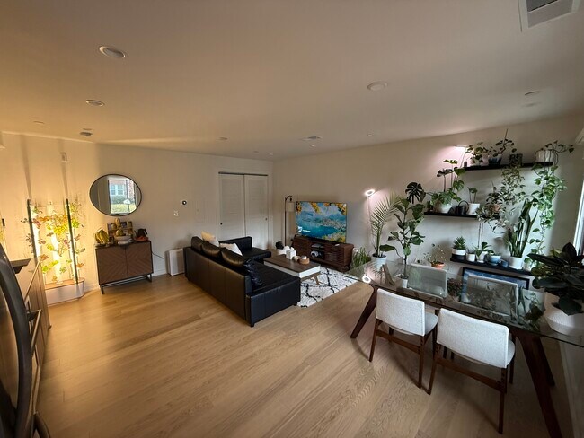 Foto del edificio - 2216 40th Pl NW