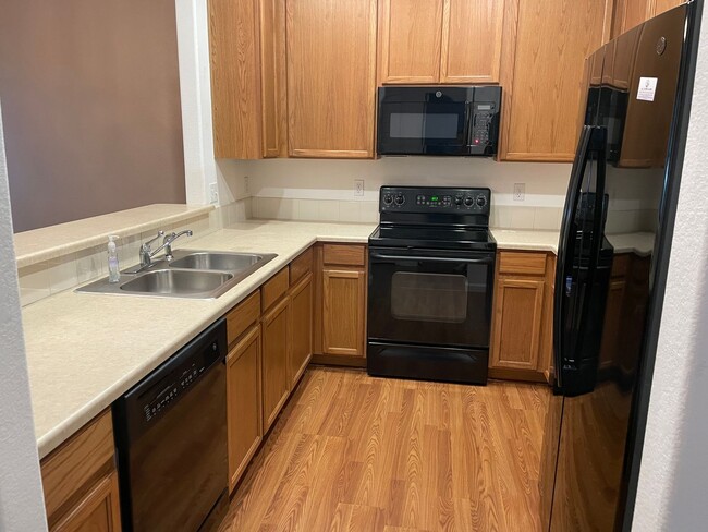 Cute 2bd, 2.5ba Townhome Across from Cotto... - Cute 2bd, 2.5ba Townhome Across from Cotto...