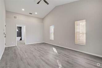 Building Photo - 4622 SW 20th Ave