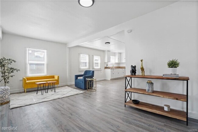 Building Photo - 3 br, 1 bath House - 428 W 109th St