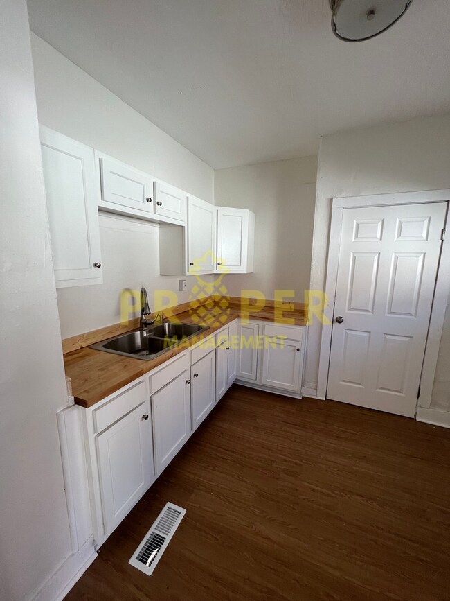 Building Photo - 2 bedrooms 1 bathroom house for rent