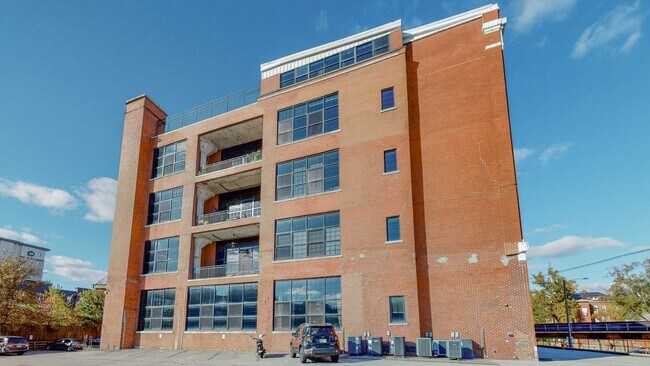Foto del edificio - **Industrial Loft-Style 1BR Near UofL – Wa...