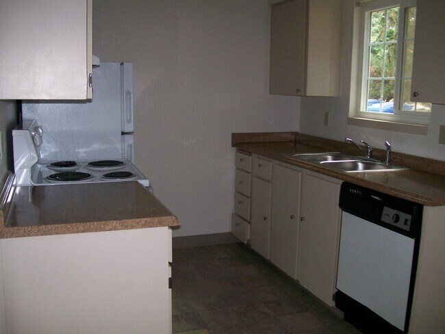 Building Photo - 642 Ratcliff Dr SE