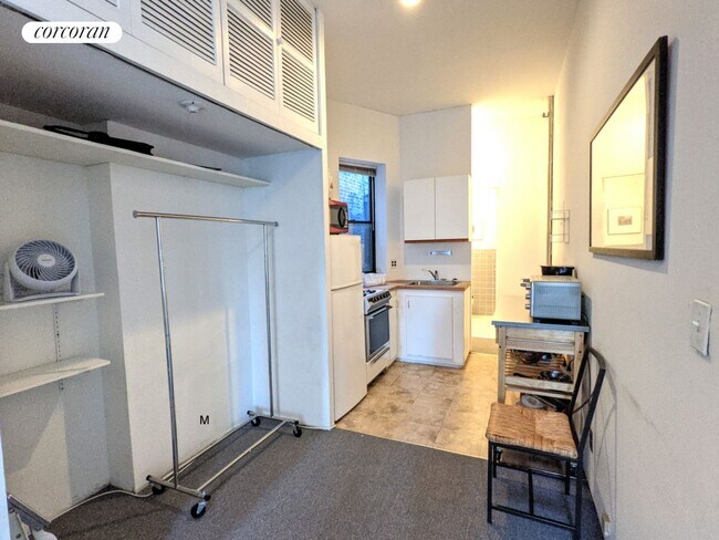 Building Photo - 433 W 46th St