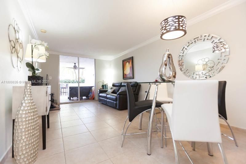 Foto del edificio - 5880 Collins Ave