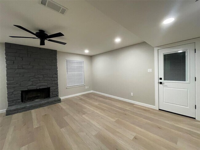 Foto del edificio - 8811 Cainwood Ln