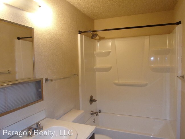 Building Photo - 2 br, 1 bath Apartment - 535 NW Oak Ave.