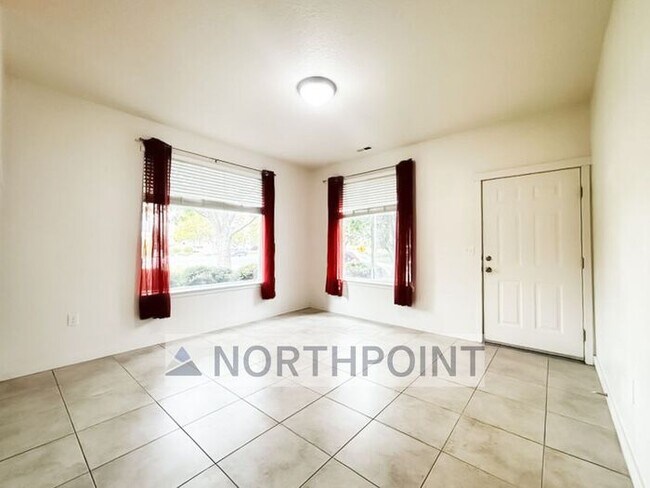 Foto del edificio - Summerlane Townhome - 2 Bed 1 Bath - HOA PAID!