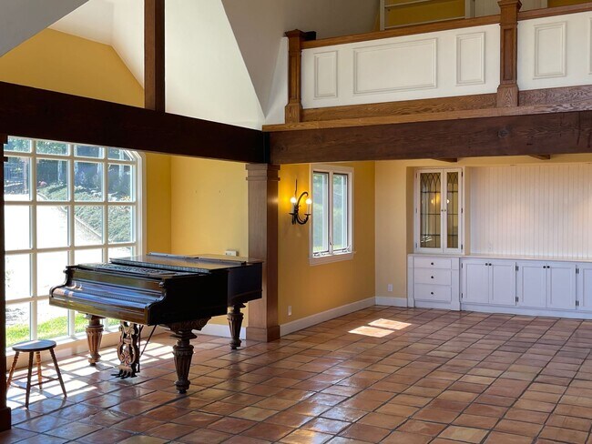 Foto del edificio - Spacious hilltop home, cul de sac location, fabulous views, Excellent Palo Alto Schools!