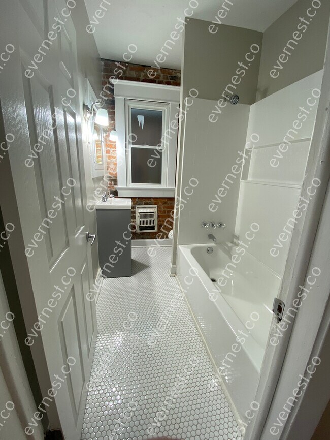 Building Photo - 300 Linwood Ave