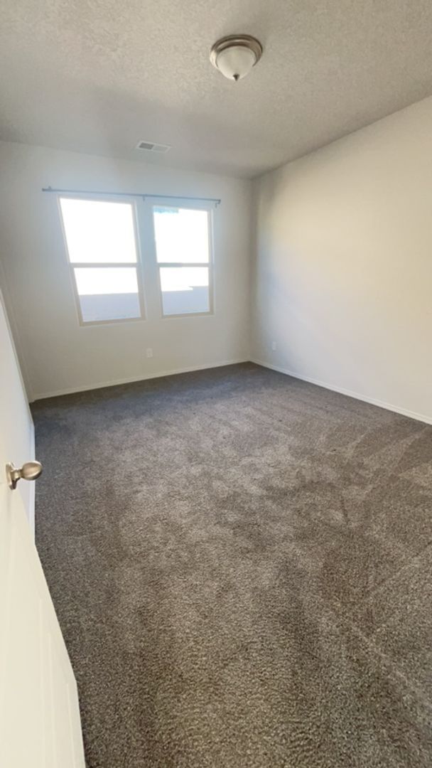 Foto del edificio - Beautiful UPGRADED 3bedroom 2 bathroom Hom...