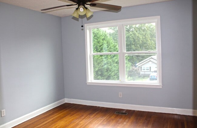 Building Photo - Freshly Renovated Cottage