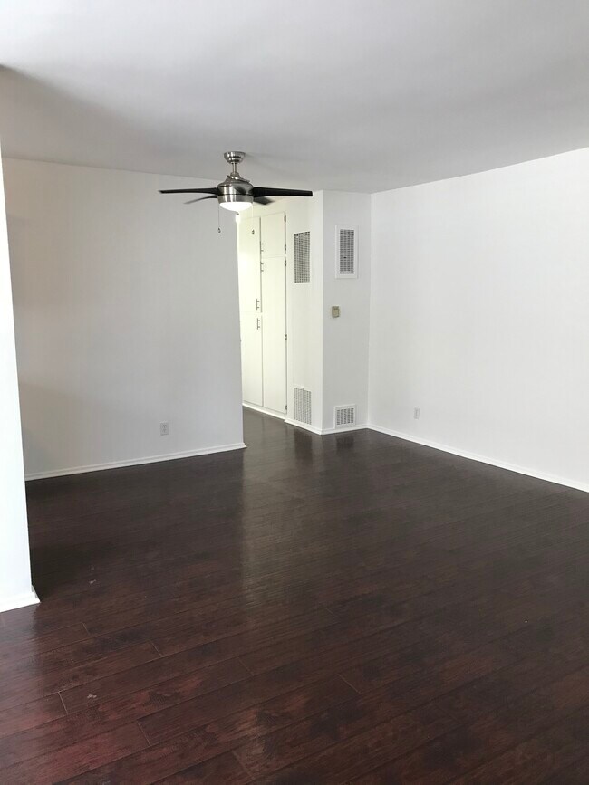Foto del edificio - 1342 S Centinela Ave