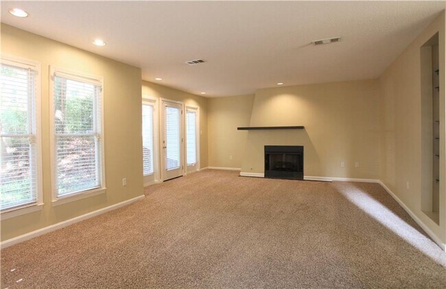 Building Photo - Renovated Home Available in August!