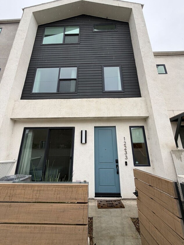 Smart, Modern 4-Bedroom Townhome Near Disneyland & Major Freeways - Smart, Modern 4-Bedroom Townhome Near Disneyland & Major Freeways