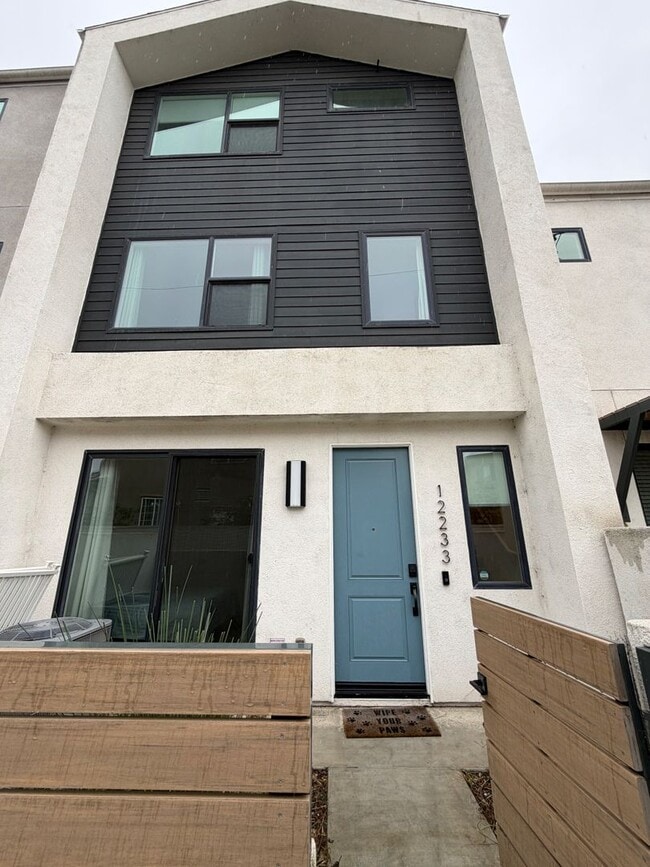 Smart, Modern 4-Bedroom Townhome Near Disneyland & Major Freeways - Smart, Modern 4-Bedroom Townhome Near Disneyland & Major Freeways