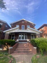 Building Photo - 5049 Lindenwood Ave