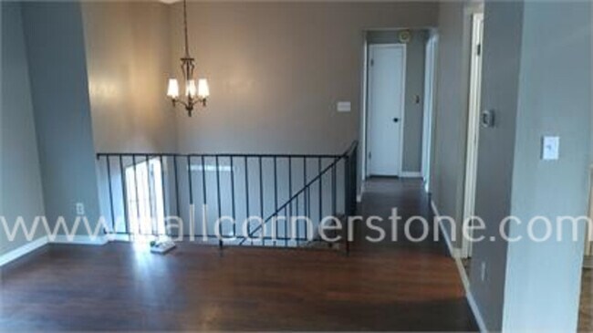 Building Photo - 2570 Clarendon Dr
