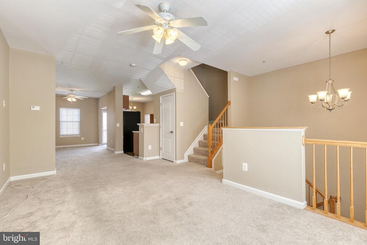 Primary Photo - 205 Persimmon Cir
