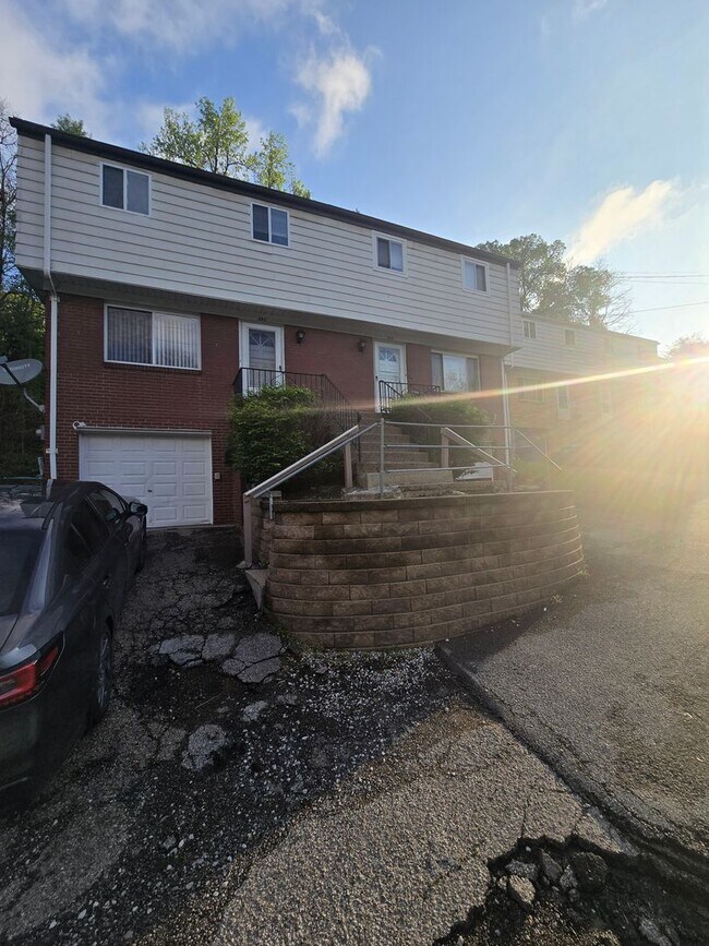 Foto del edificio - 3 Bedroom Townhouse - Penn Hills School District - Available NOW!