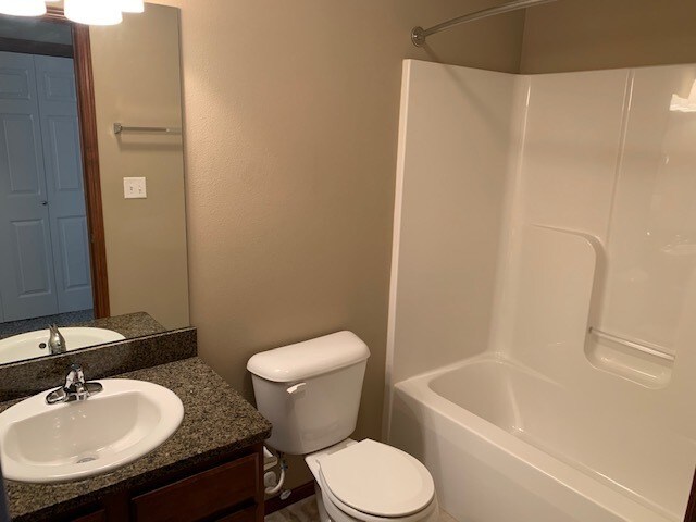 Building Photo - 2 BR 2 BA West Des Moines Townhome