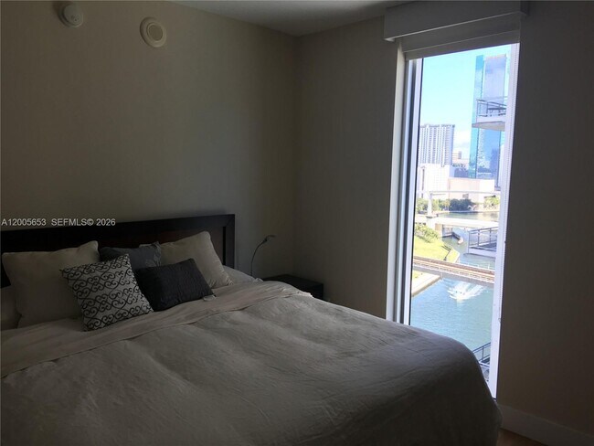 Foto del edificio - 185 SW 7th St