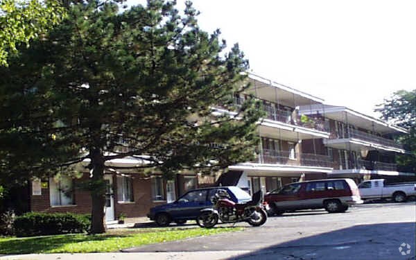 1635 Sunset, ¡alejado - 1635 Sunset Ave