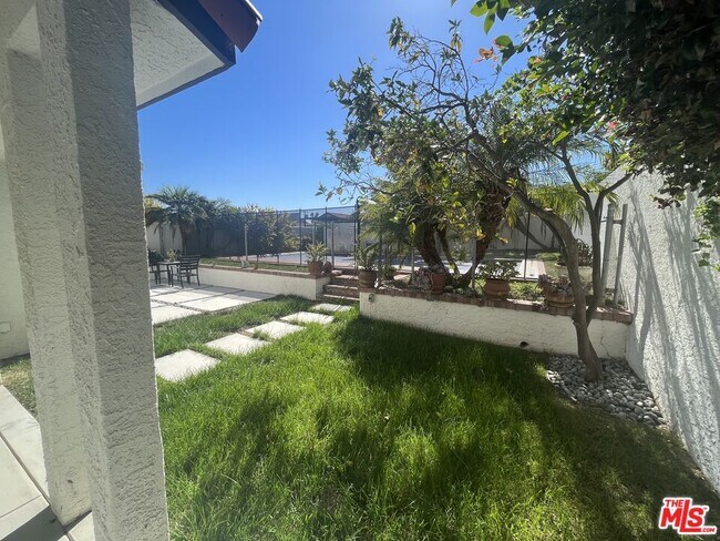 Foto del edificio - 654 W Acacia Ave
