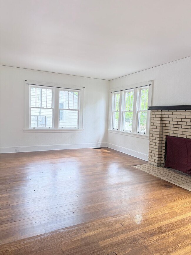Foto del edificio - West Asheville Bungalow. 2 bedrooms, 1 bathroom. Great location!