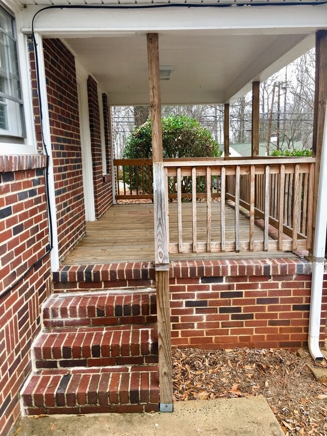 Foto del edificio - Coming Soon! Great 3BR/2BA brick home, wal...