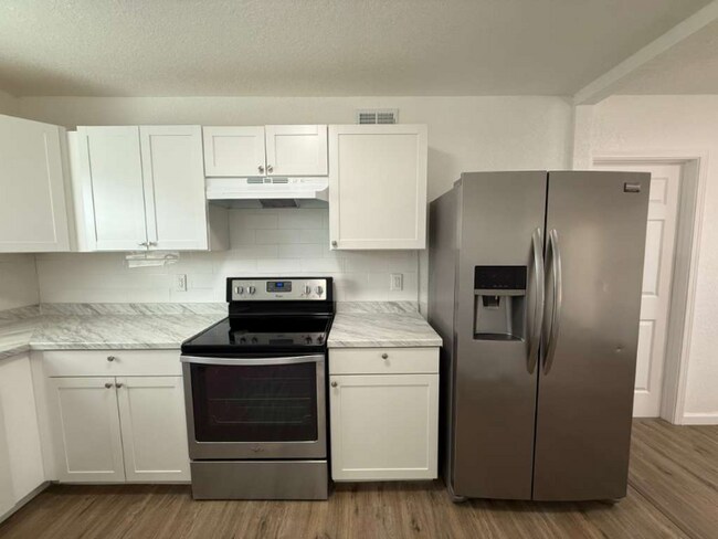 Foto del edificio - 215 Laurelwood Dr