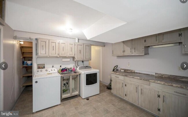 Building Photo - 6507 Byron Ave