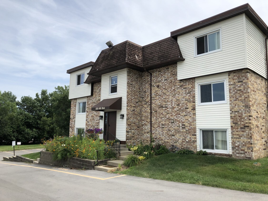 Hickman Hill Apartments HEAT & WATER INCLUDED Apartments Clive, IA