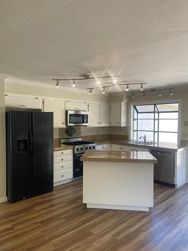 Building Photo - 2462 Wellingham Dr