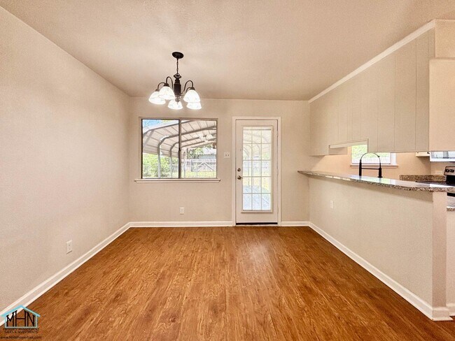 Building Photo - ADORABLE 3 bed/1.5 bath/1 car garage move-...