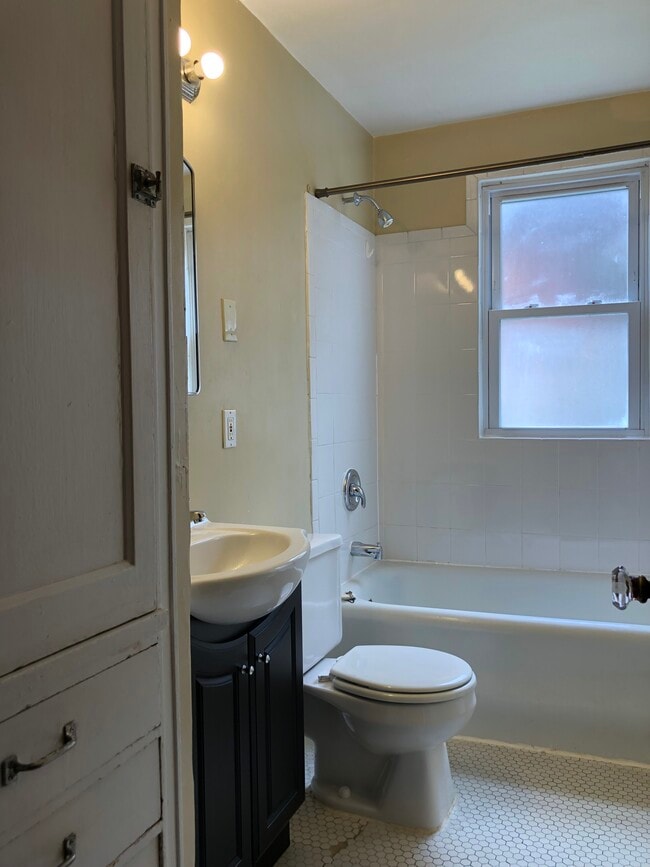 Foto del edificio - 3218 N Oakland Ave