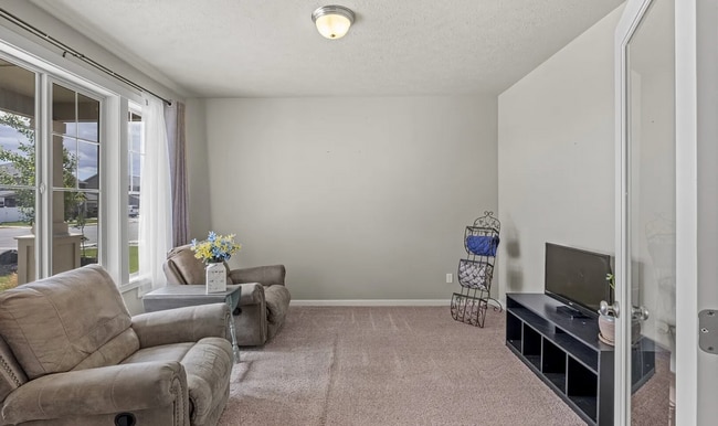 Building Photo - Beautiful Large Home on Corner Lot, Quincy!!