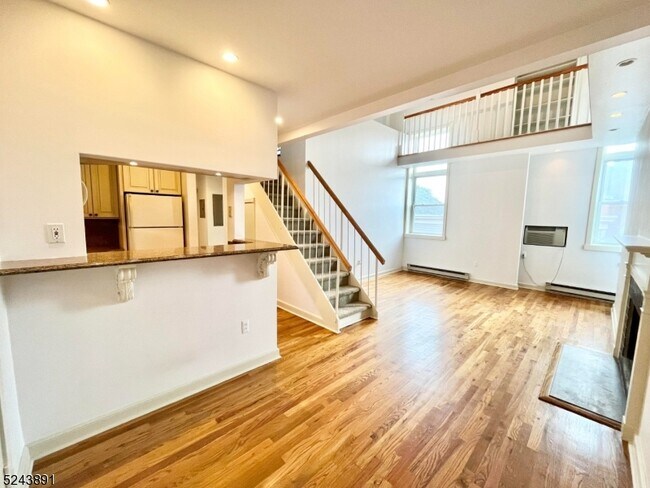 Building Photo - 515 Trinity Pl