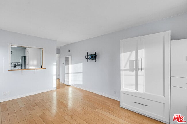 Foto del edificio - 1352 Ocean Park Blvd