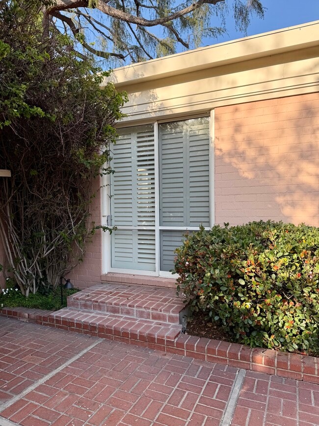 Building Photo - 910 Benedict Canyon Dr