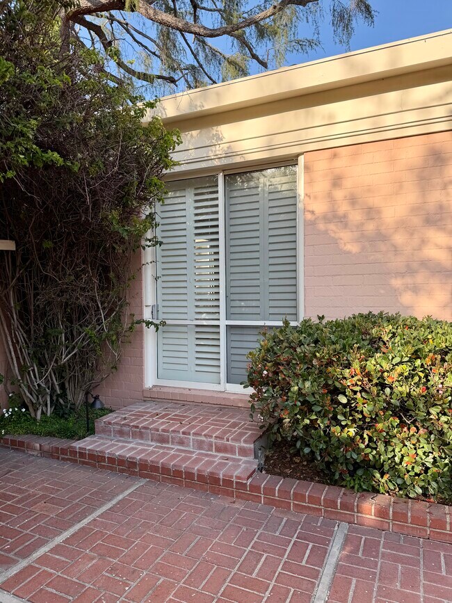 Foto del edificio - 910 Benedict Canyon Dr