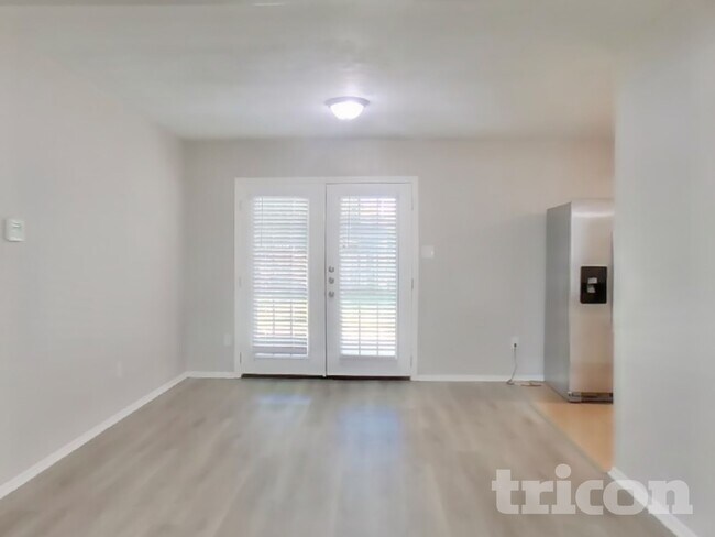 Foto del edificio - 17002 Tibet Rd