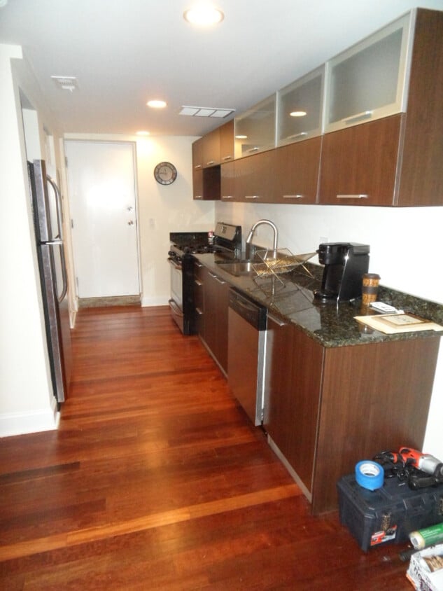 Primary Photo - 1358 W Estes Ave