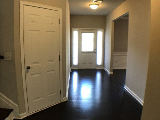 Building Photo - 933 Whitfield Oak Way NE
