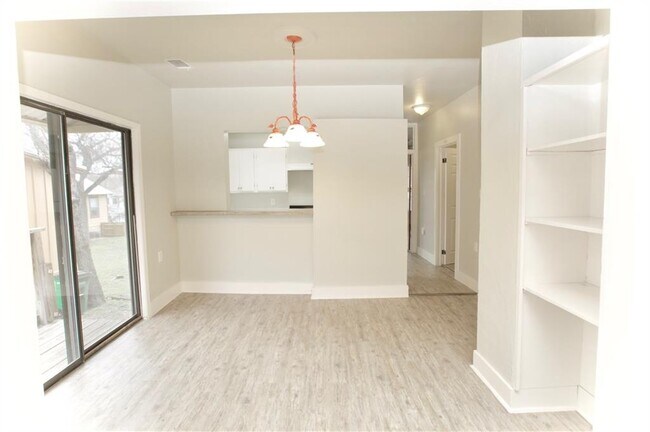 Foto del edificio - 1612 W 10th St