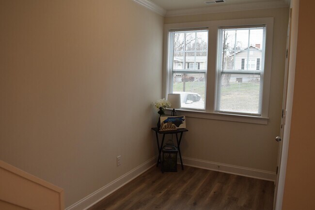 Building Photo - 1009 Wainwright Ave