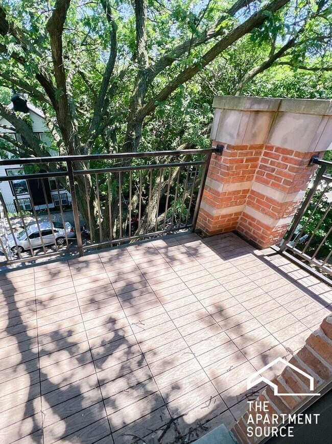 Foto del edificio - 2328 N Greenview Ave