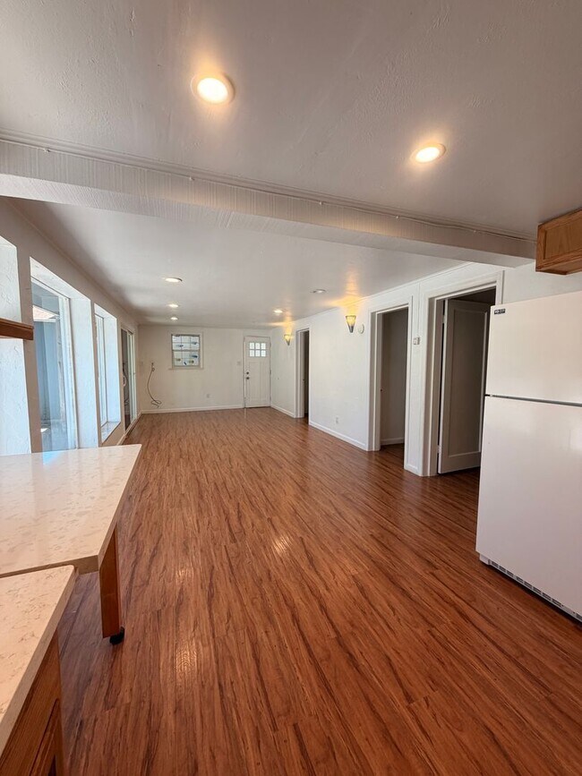 Building Photo - 640 Tabor Dr