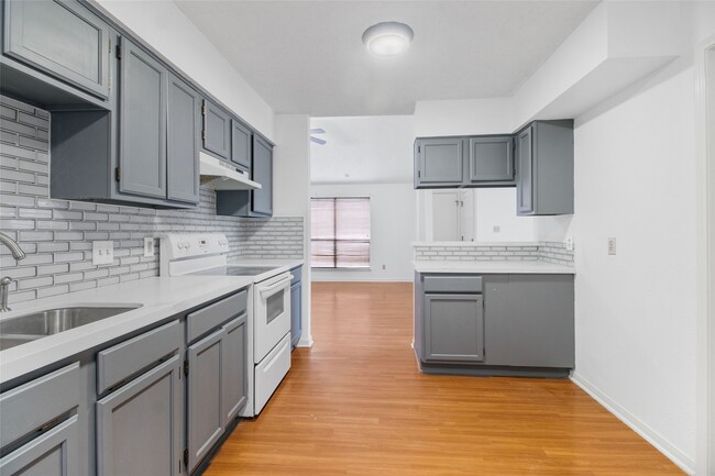 Building Photo - 2417 Hedgerose Ln