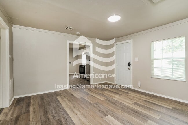 Building Photo - 910 N Franklin Ave